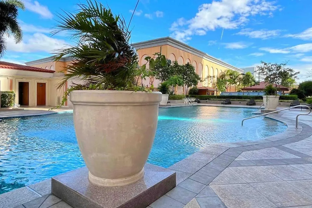 Venice Luxury Residence Linked To Venice Mall, Nr Naia Manila