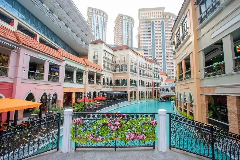 Venice Luxury Residence Linked To Venice Mall, Nr Naia Manila